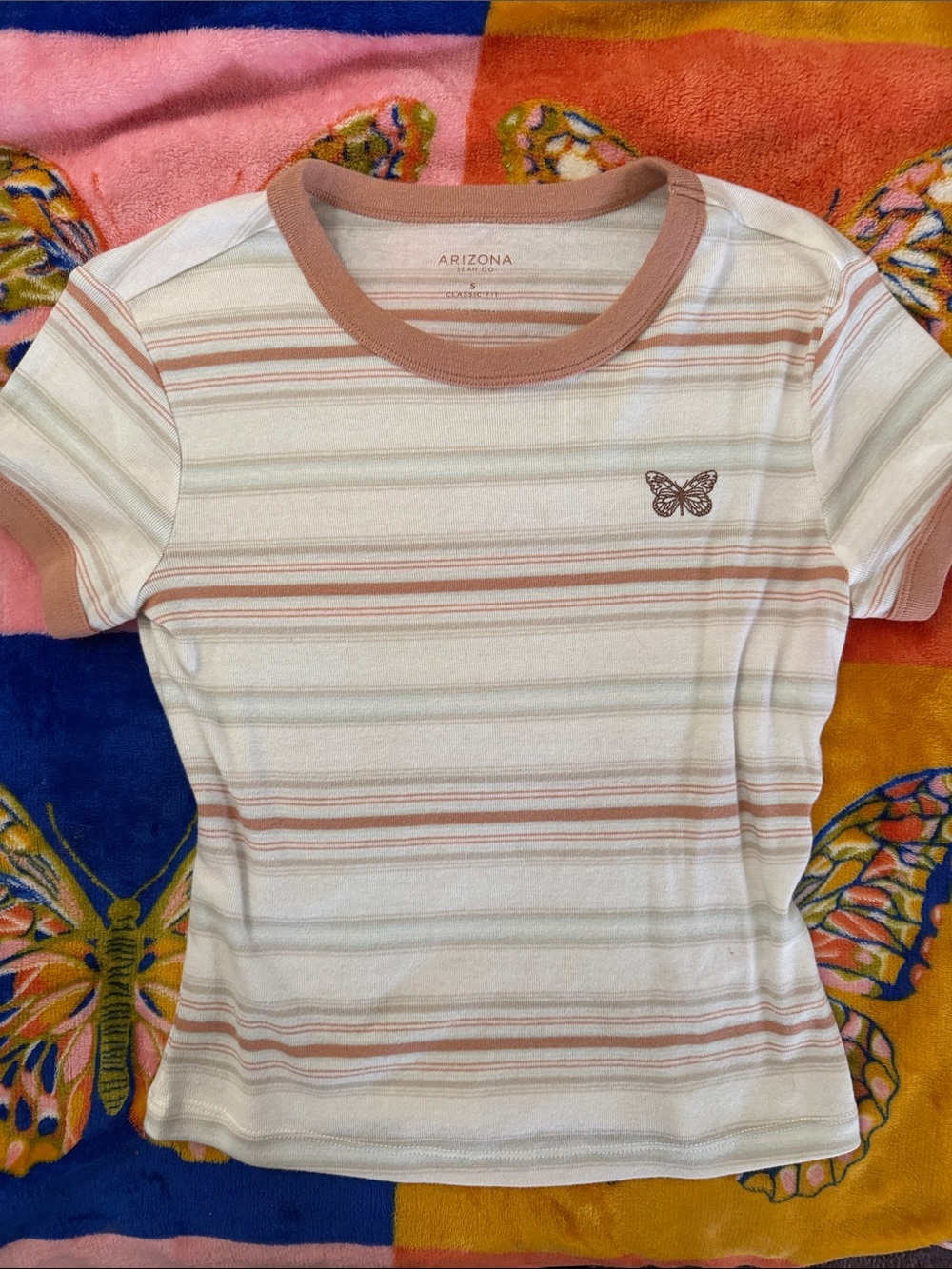 Arizona Jean Company Size Small Classic Fit Tee – Butterfly Detail 🦋